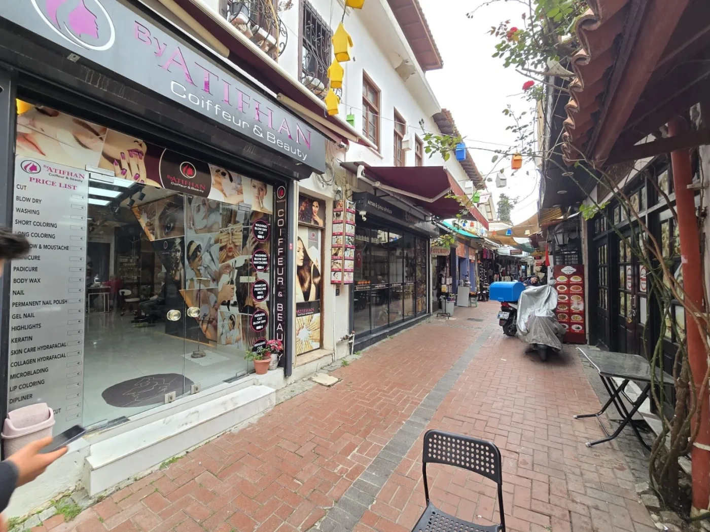 Level61'den Kuşadası Sahiline 100 Metre İki Katlı Satılık Dükkan