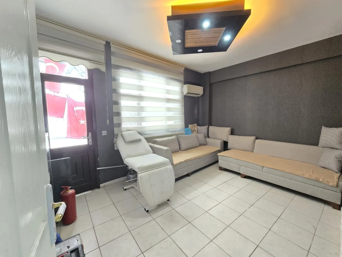 Level61'den Kuşadası Sahiline 100 Metre İki Katlı Satılık Dükkan