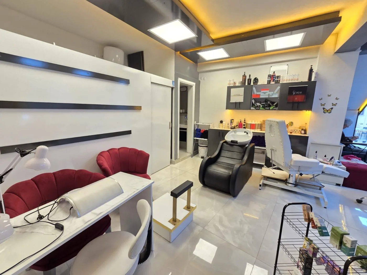 Level61'den Kuşadası Sahiline 100 Metre İki Katlı Satılık Dükkan
