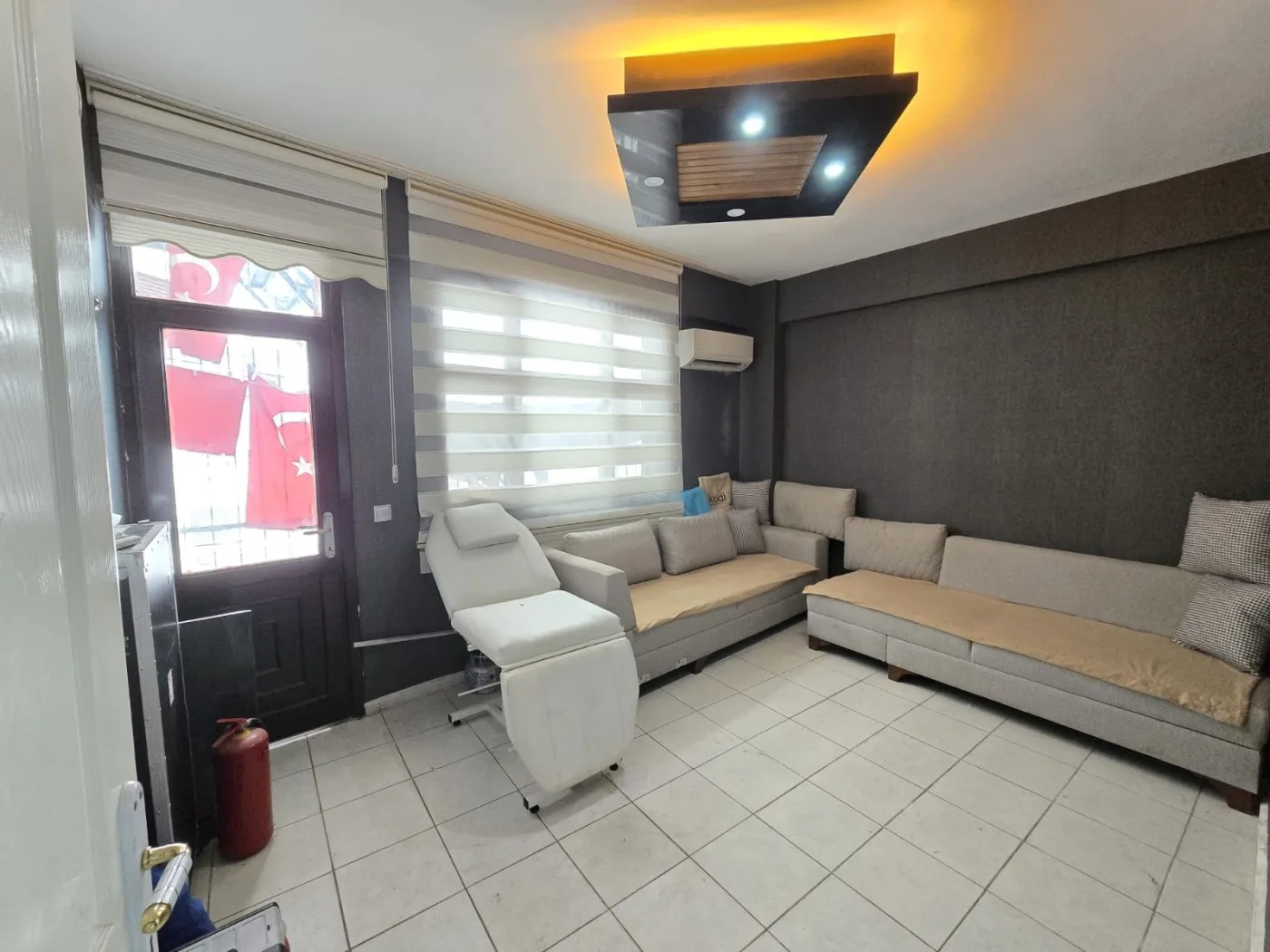 Level61'den Kuşadası Sahiline 100 Metre İki Katlı Satılık Dükkan