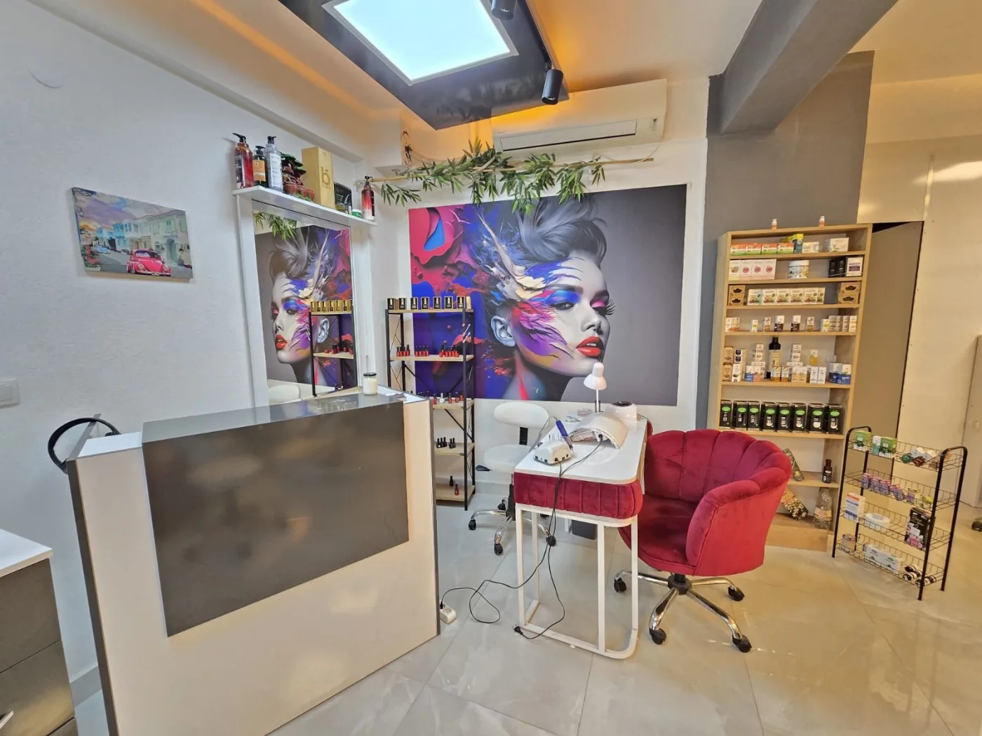 Level61'den Kuşadası Sahiline 100 Metre İki Katlı Satılık Dükkan