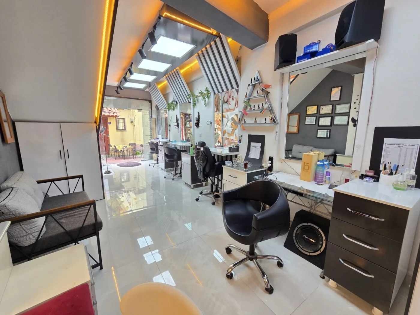 Level61'den Kuşadası Sahiline 100 Metre İki Katlı Satılık Dükkan