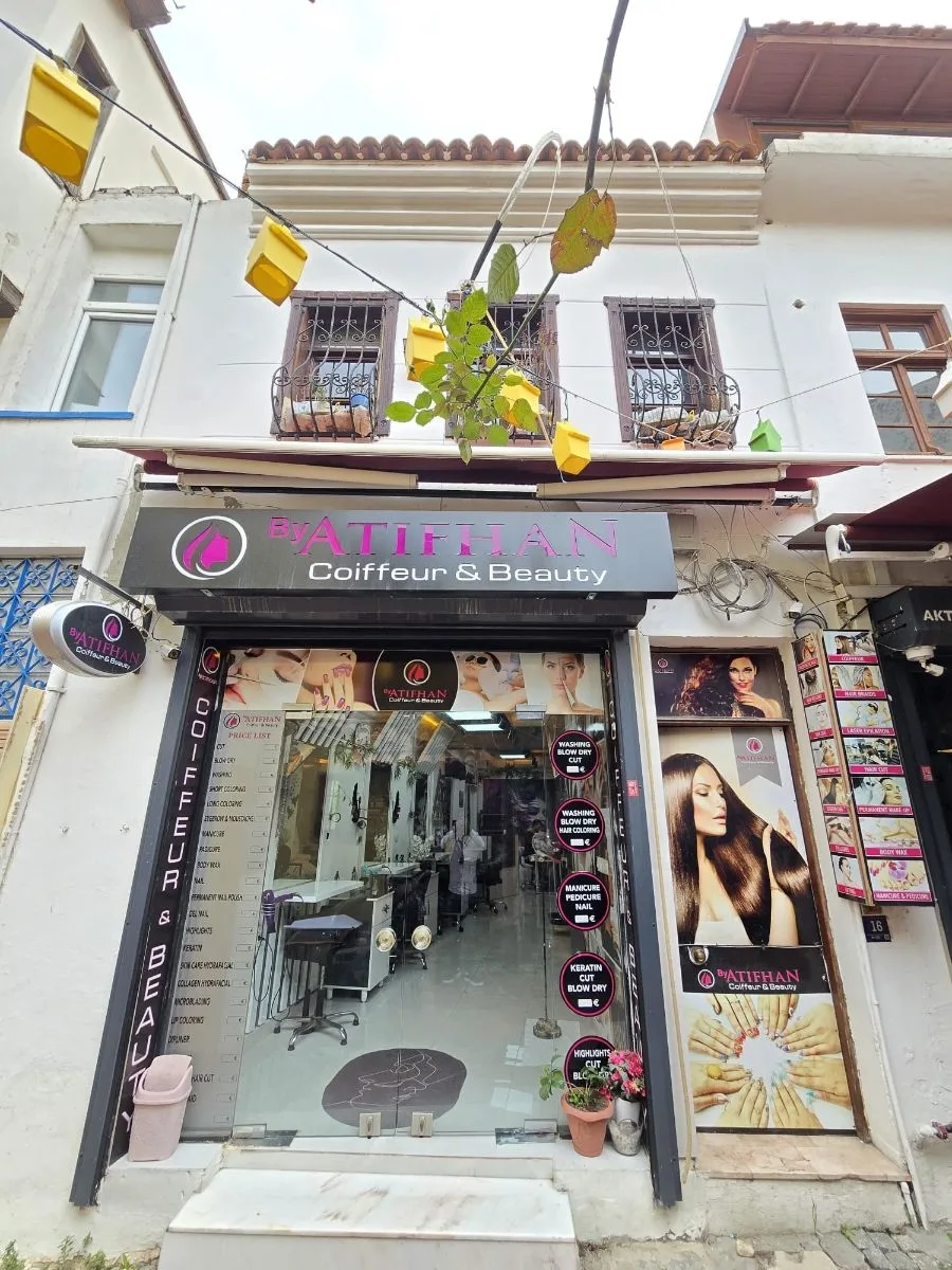 Level61'den Kuşadası Sahiline 100 Metre İki Katlı Satılık Dükkan