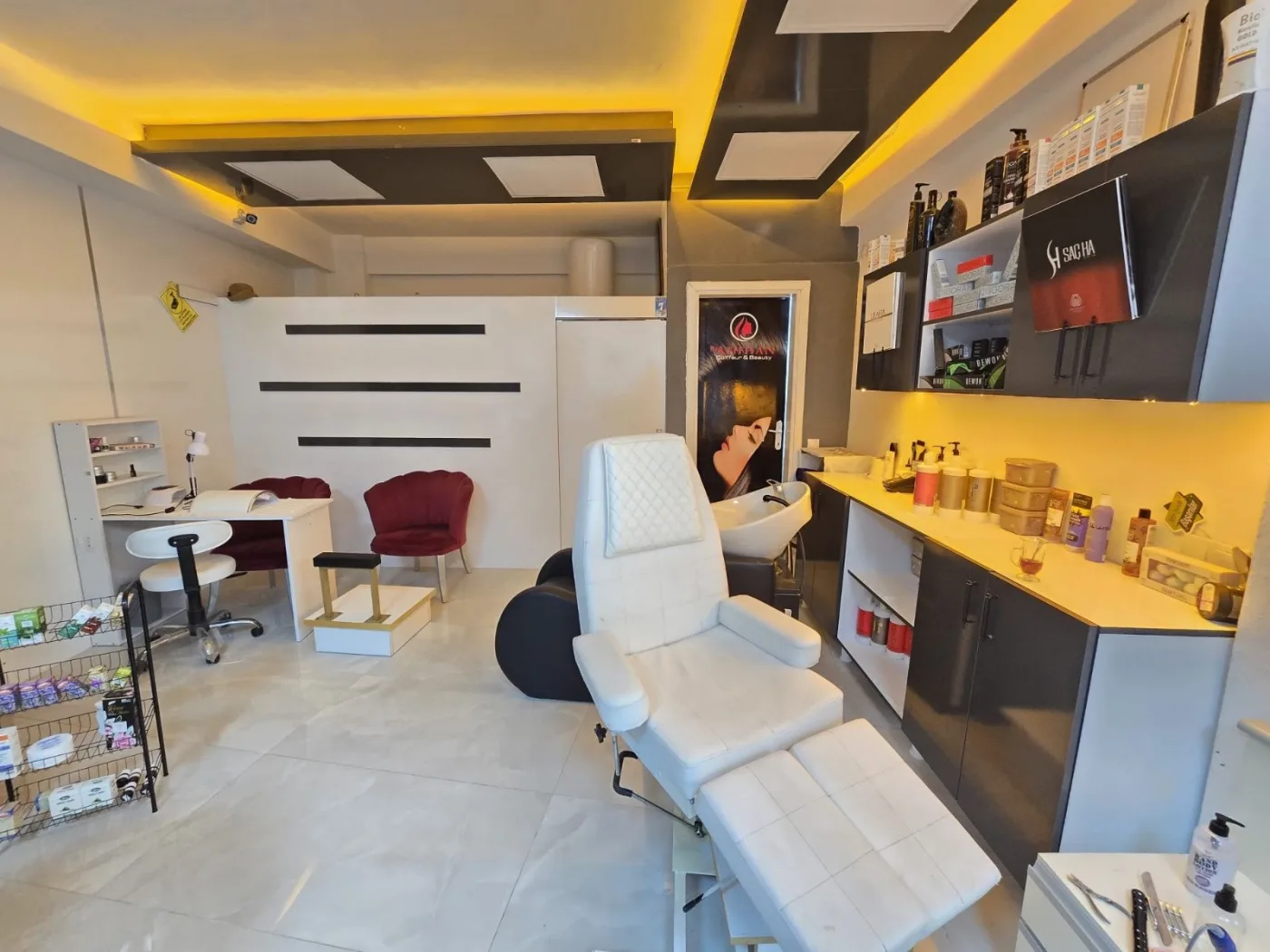 Level61'den Kuşadası Sahiline 100 Metre İki Katlı Satılık Dükkan