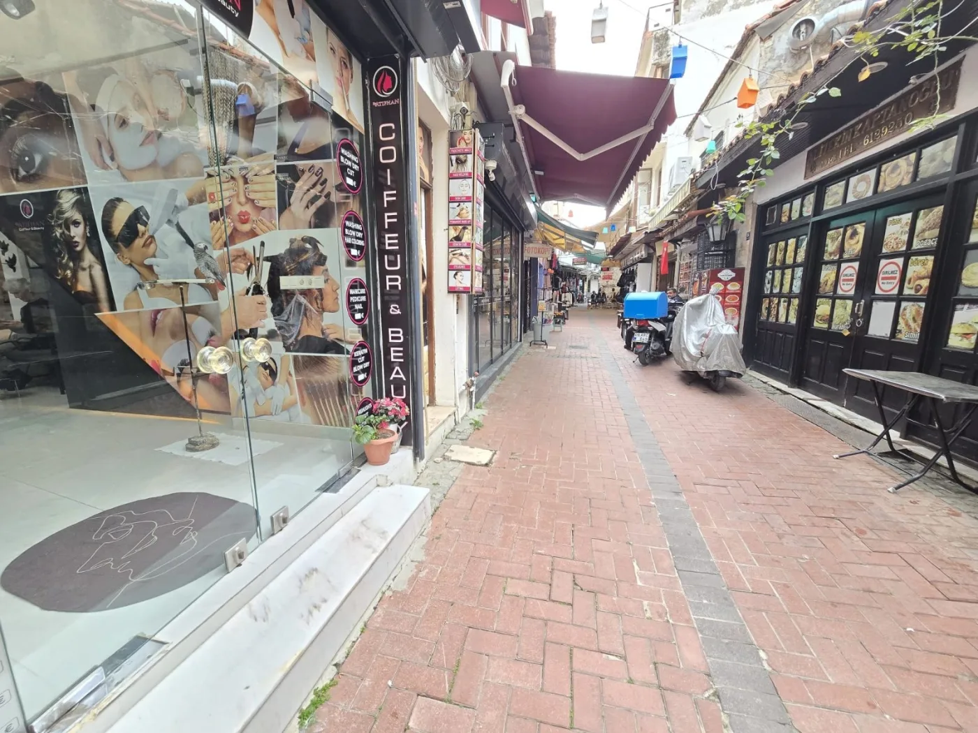 Level61'den Kuşadası Sahiline 100 Metre İki Katlı Satılık Dükkan