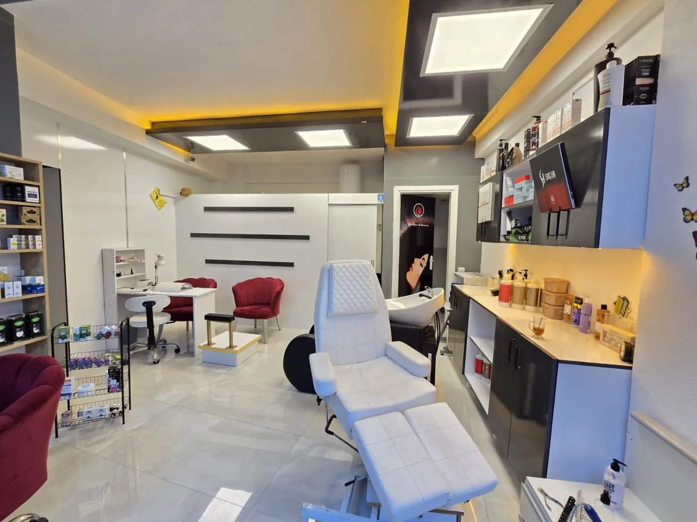 Level61'den Kuşadası Sahiline 100 Metre İki Katlı Satılık Dükkan
