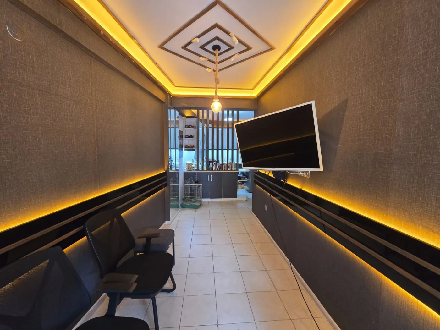 Level61'den Kuşadası Sahiline 100 Metre İki Katlı Satılık Dükkan