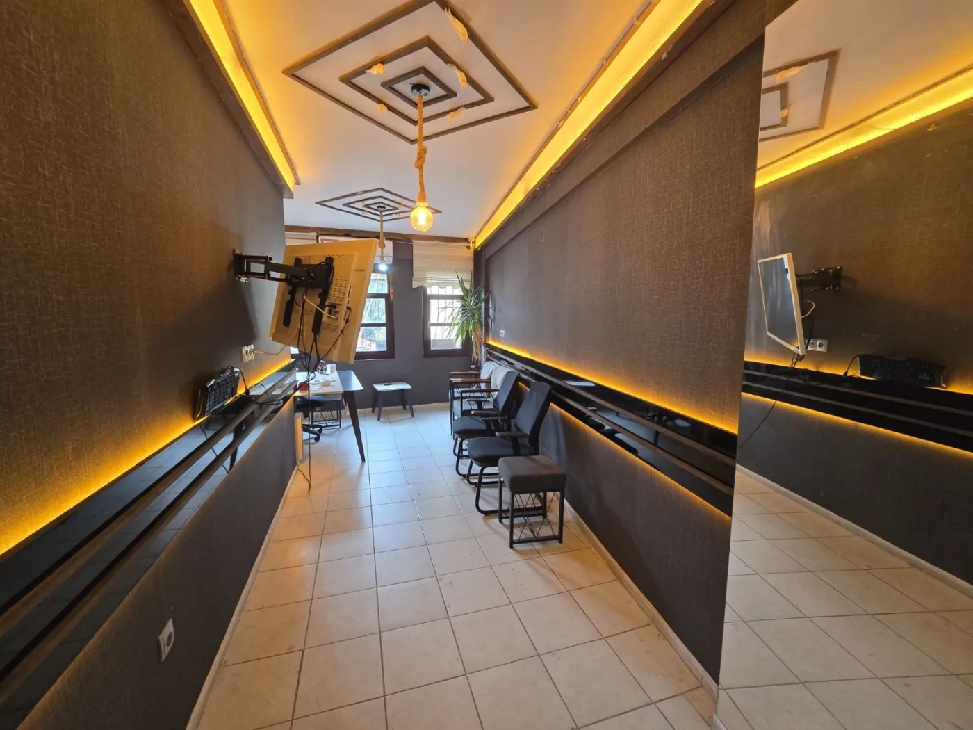 Level61'den Kuşadası Sahiline 100 Metre İki Katlı Satılık Dükkan