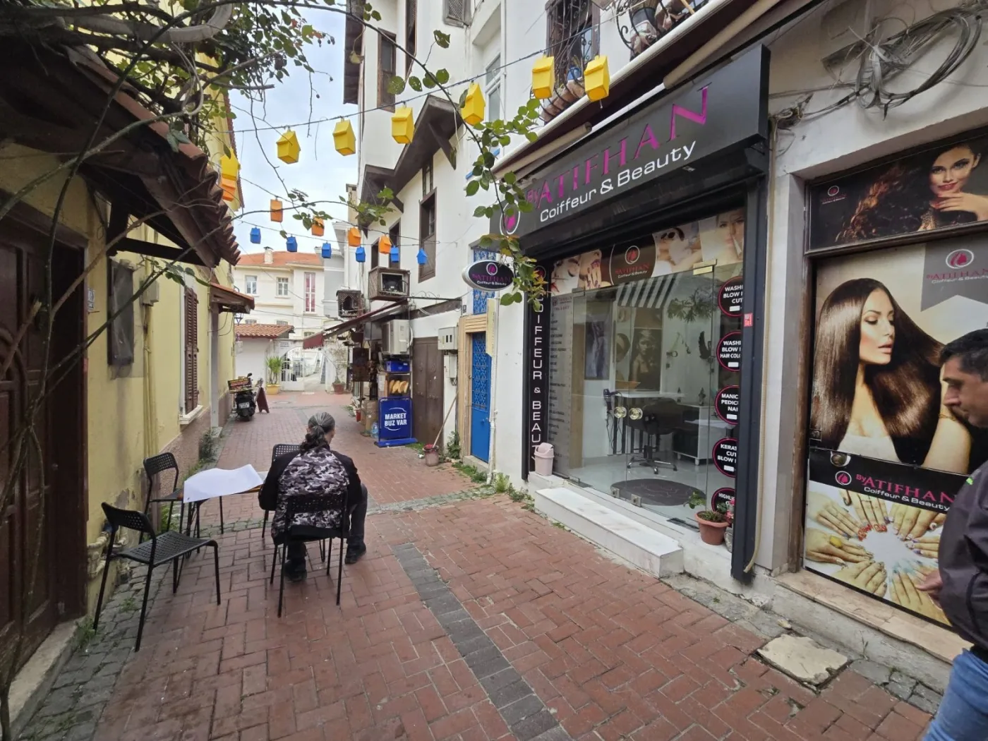Level61'den Kuşadası Sahiline 100 Metre İki Katlı Satılık Dükkan
