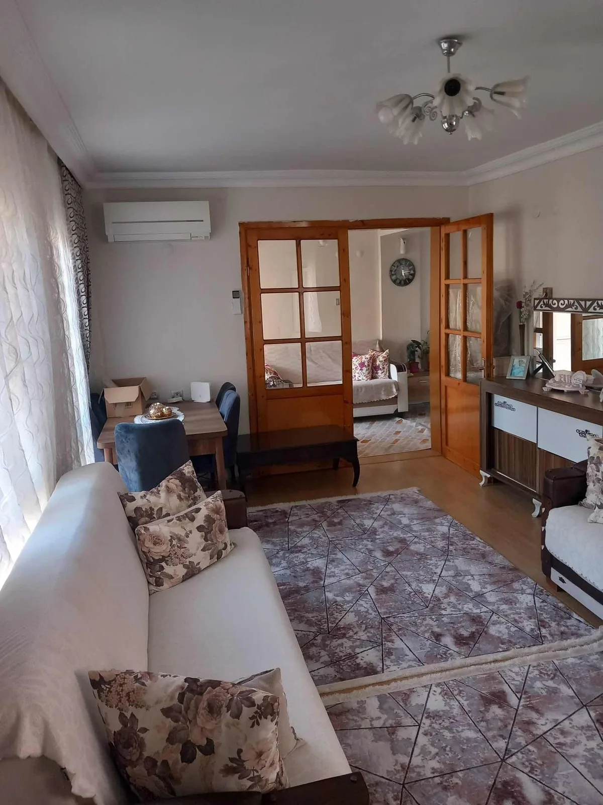 KUŞADASI MERKEZDE KADINLAR DENİZİNE ÇOK YAKIN 2+1 FIRSAT DAİRE