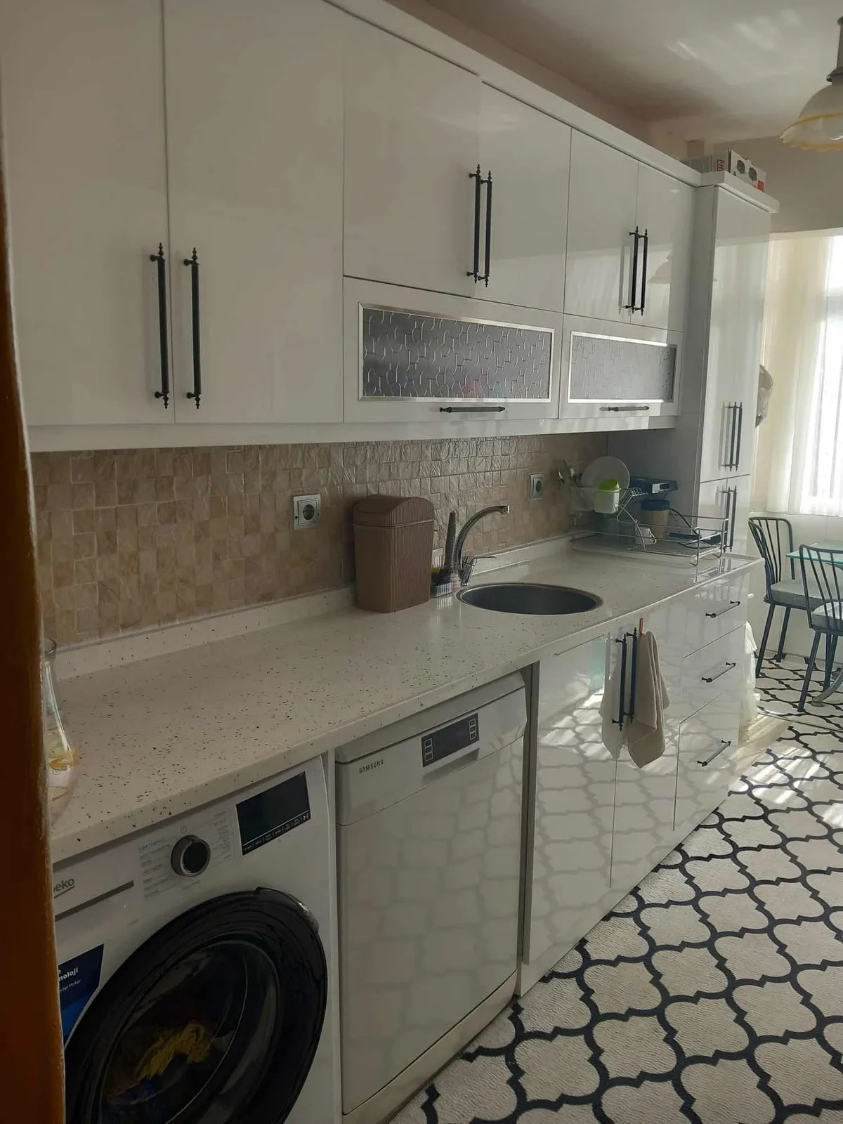 KUŞADASI MERKEZDE KADINLAR DENİZİNE ÇOK YAKIN 2+1 FIRSAT DAİRE