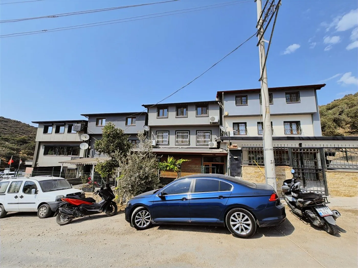 Bayraklidede Mahallesinde Satılık Tripleks 6+1 Dükkan Tapulu