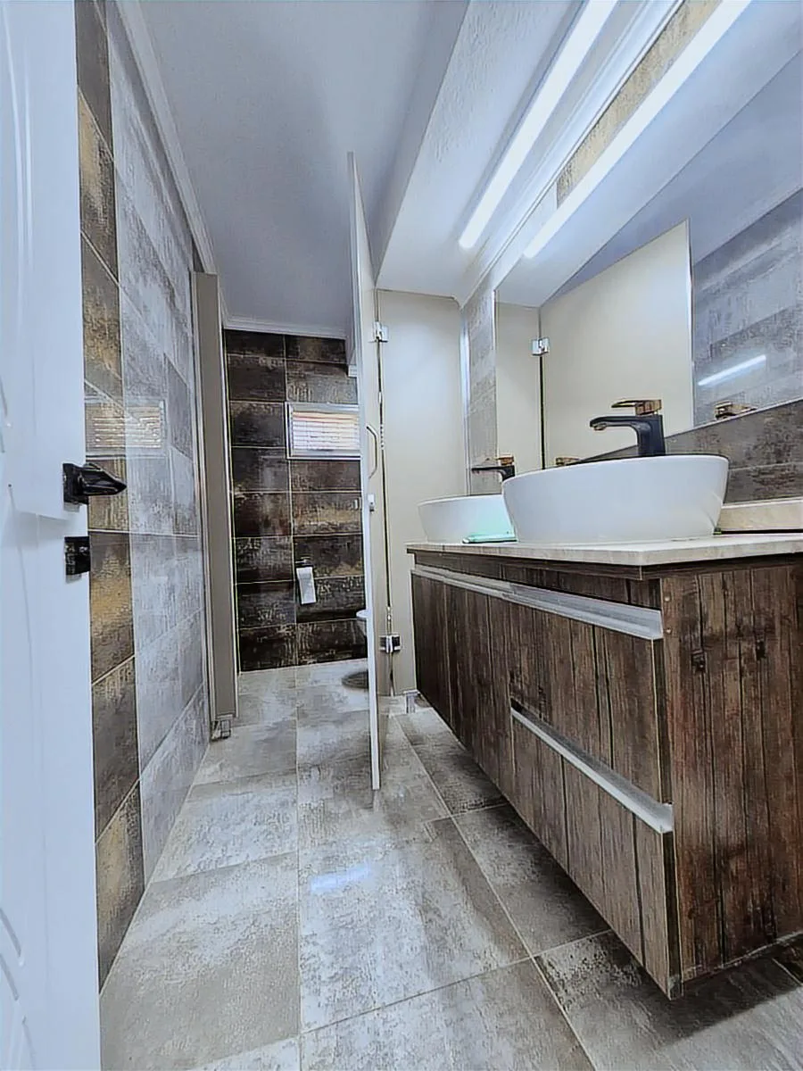 Bayraklidede Mahallesinde Satılık Tripleks 6+1 Dükkan Tapulu