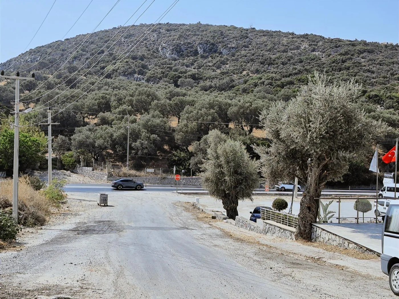 Bayraklidede Mahallesinde Satılık Tripleks 6+1 Dükkan Tapulu