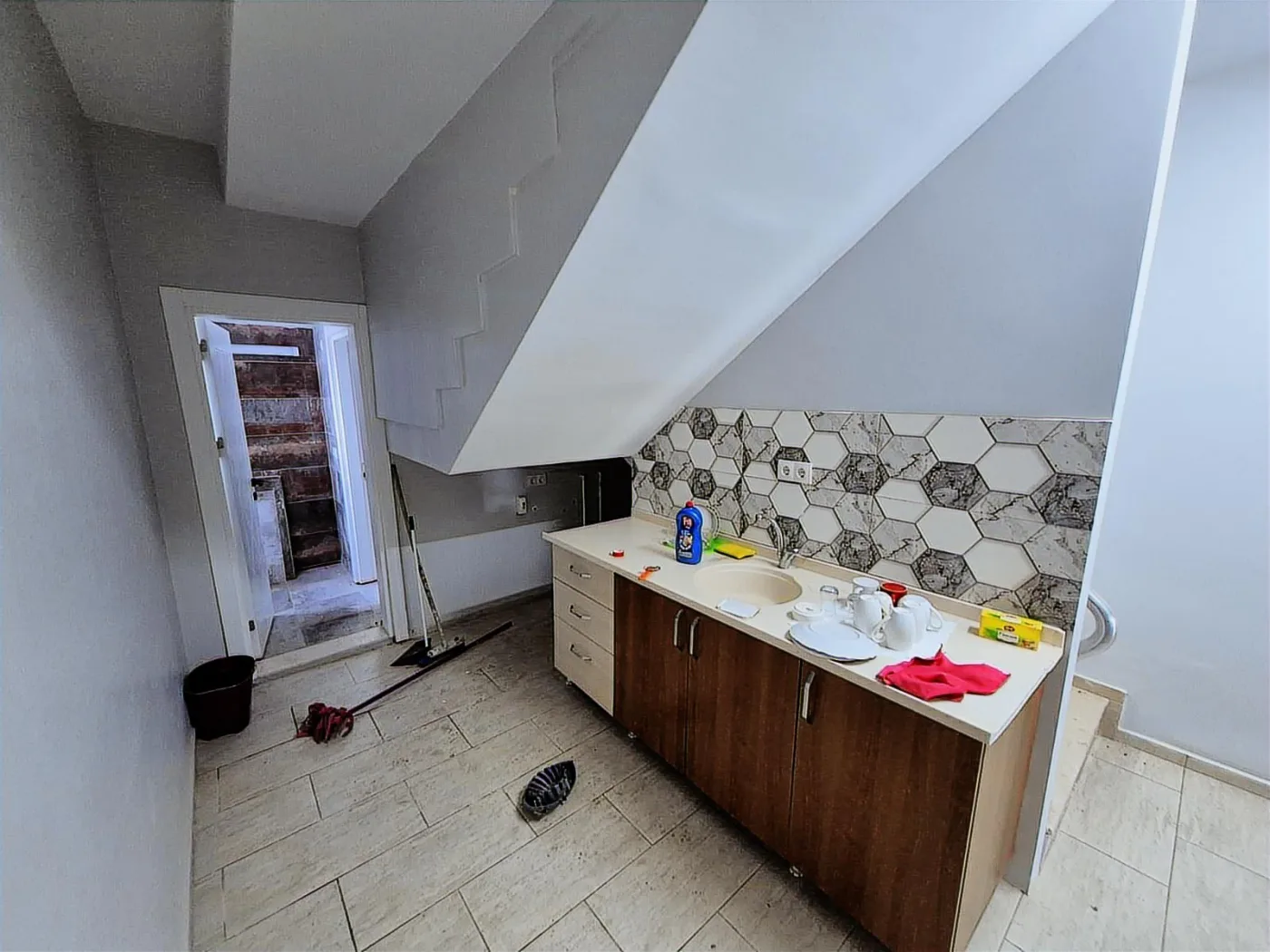 Bayraklidede Mahallesinde Satılık Tripleks 6+1 Dükkan Tapulu