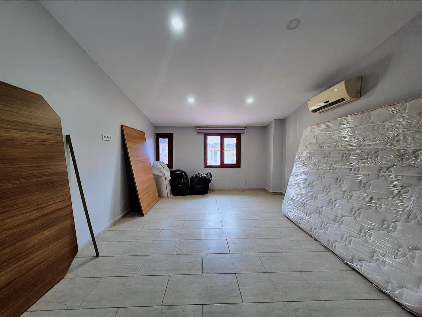 Bayraklidede Mahallesinde Satılık Tripleks 6+1 Dükkan Tapulu