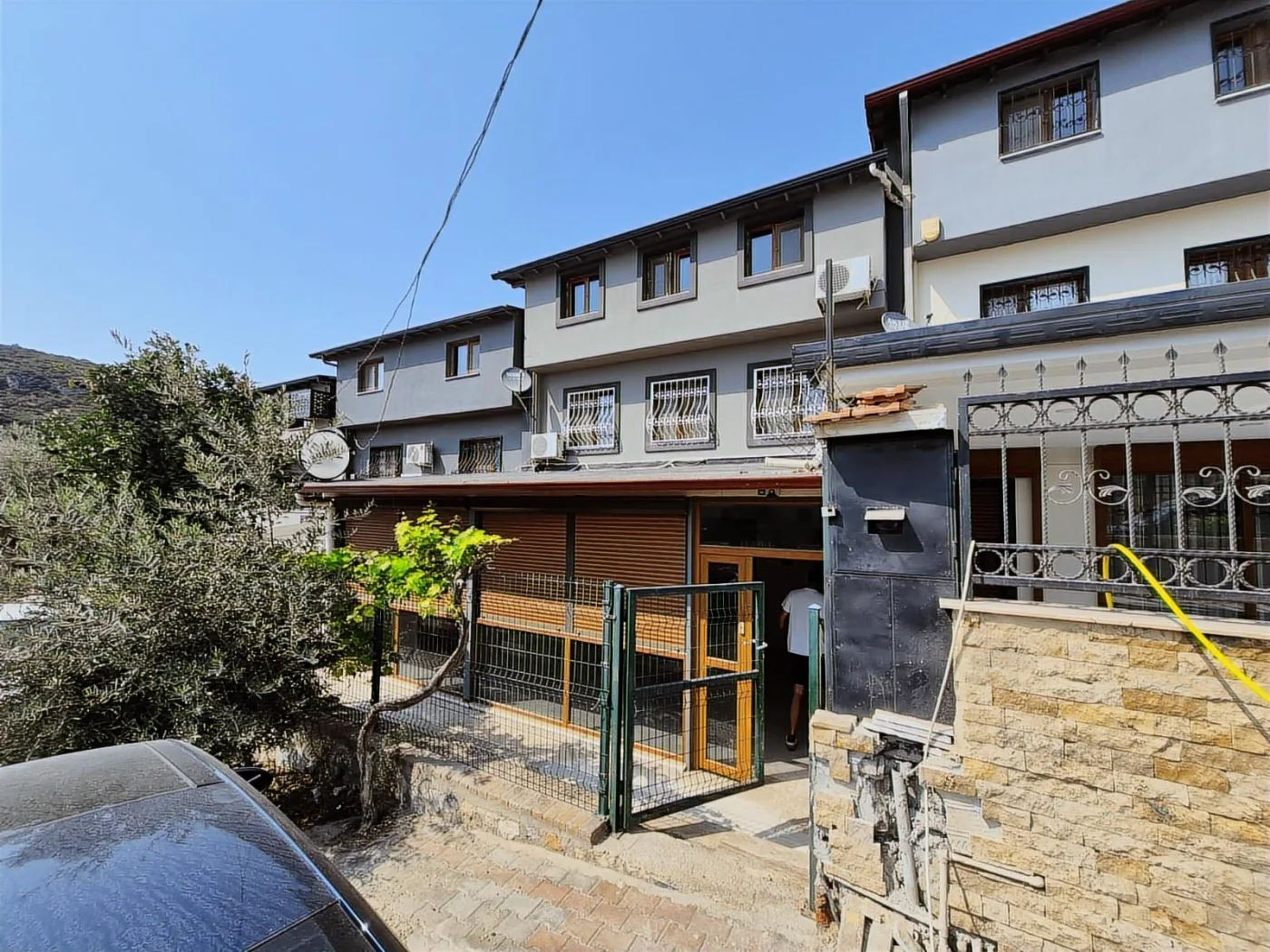Bayraklidede Mahallesinde Satılık Tripleks 6+1 Dükkan Tapulu