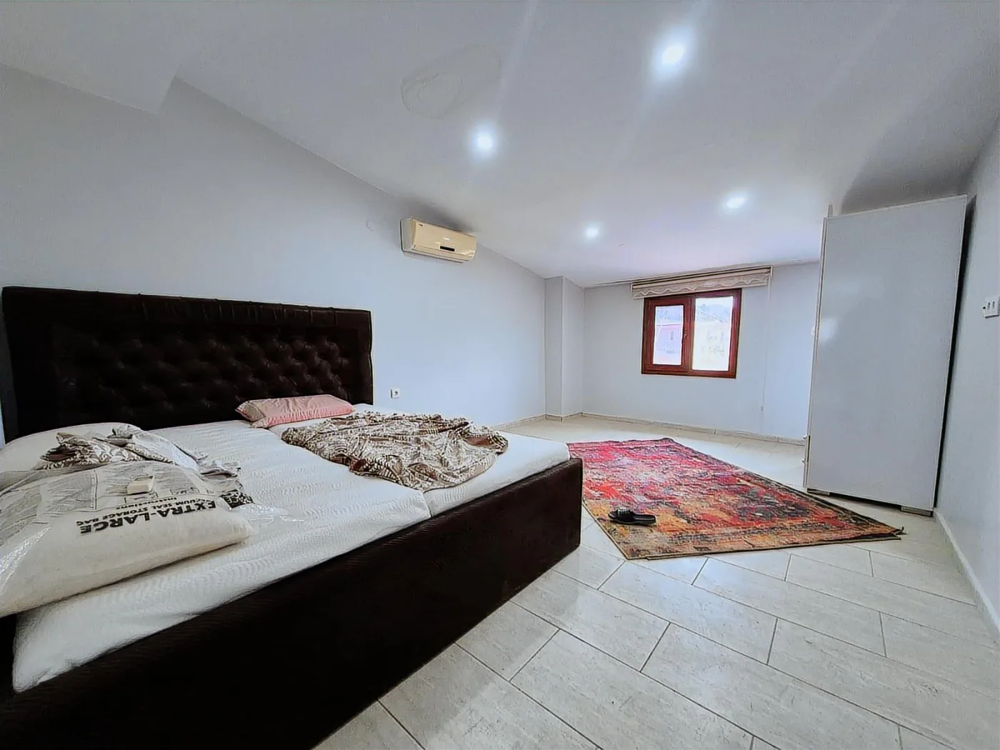 Bayraklidede Mahallesinde Satılık Tripleks 6+1 Dükkan Tapulu