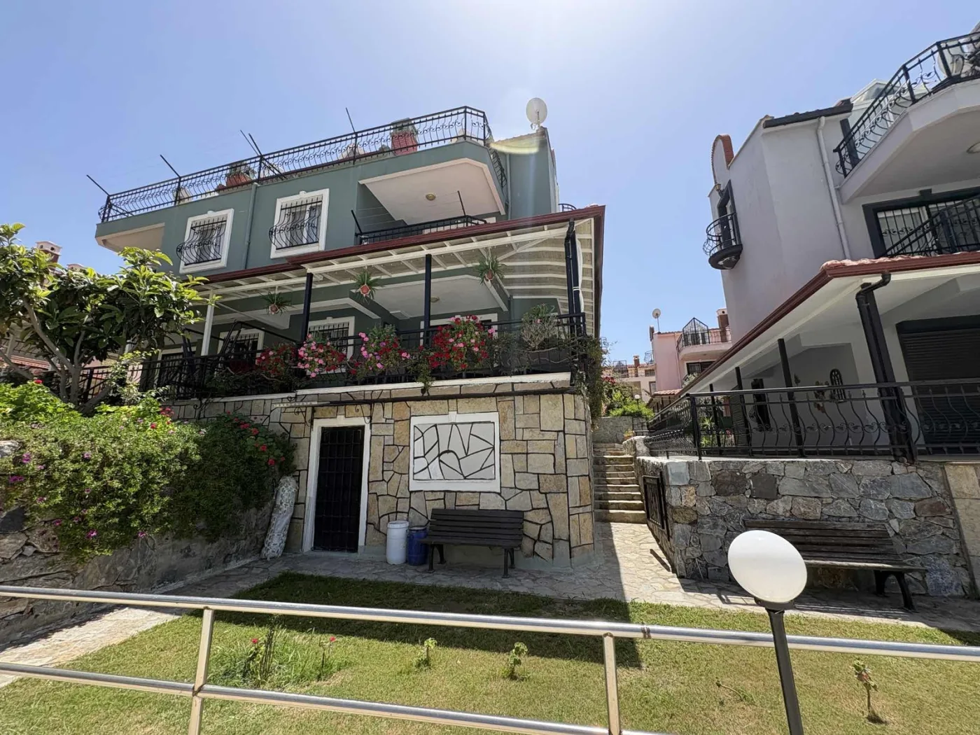Kuşadası Yavansu'da Havuzlu Sitede Köşe Konum 5+1 Villa