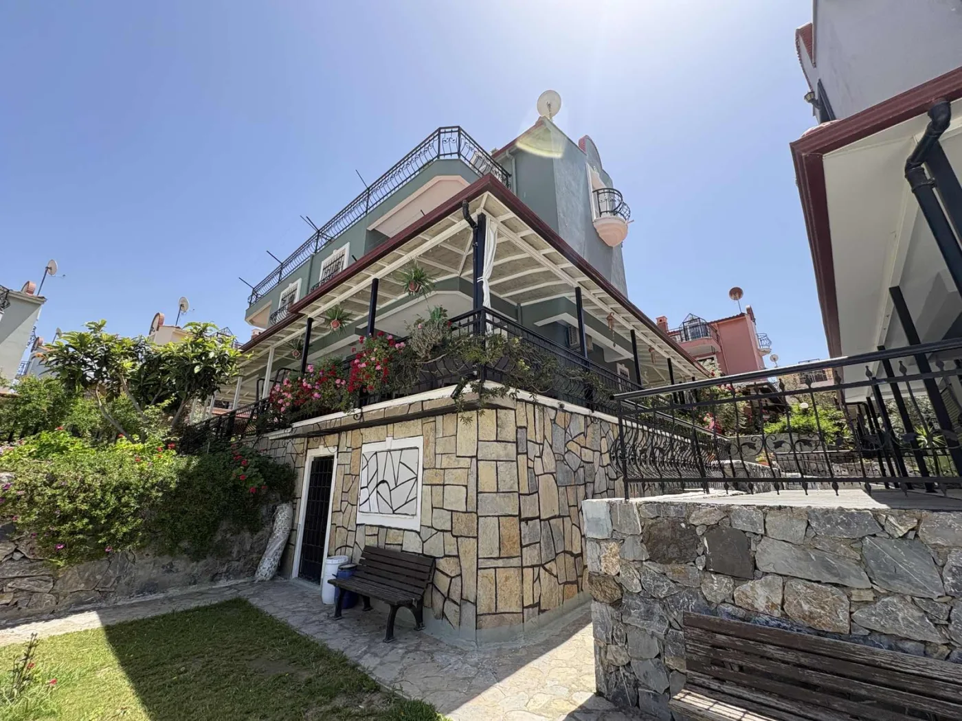 Kuşadası Yavansu'da Havuzlu Sitede Köşe Konum 5+1 Villa