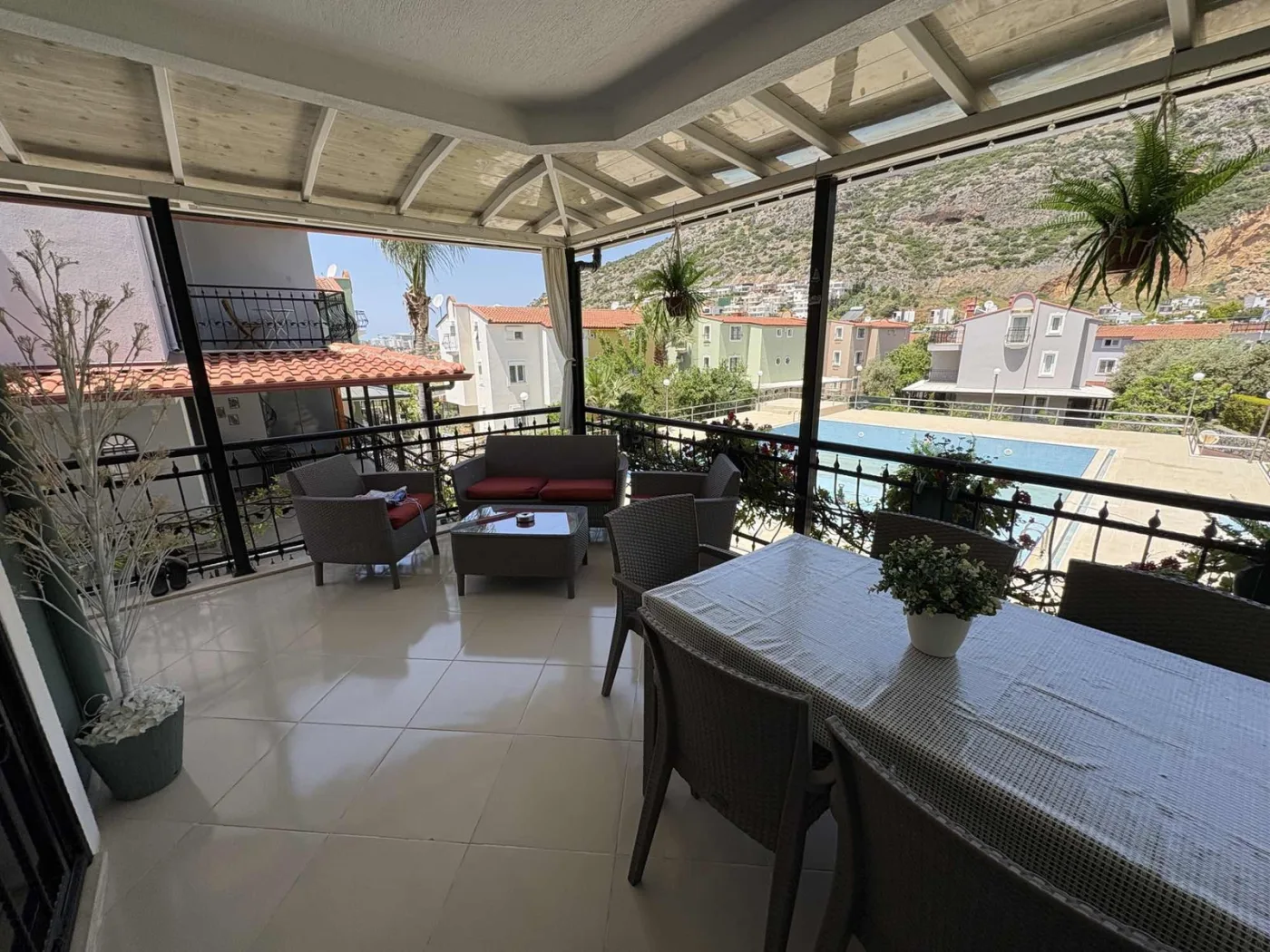 Kuşadası Yavansu'da Havuzlu Sitede Köşe Konum 5+1 Villa