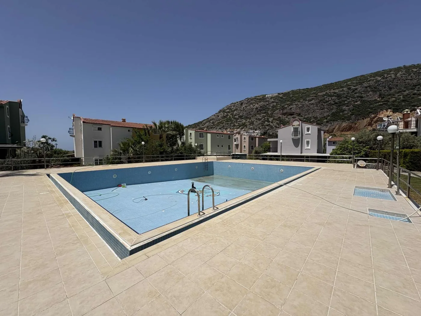 Kuşadası Yavansu'da Havuzlu Sitede Köşe Konum 5+1 Villa
