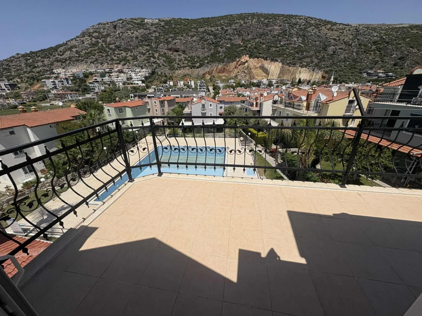 Kuşadası Yavansu'da Havuzlu Sitede Köşe Konum 5+1 Villa