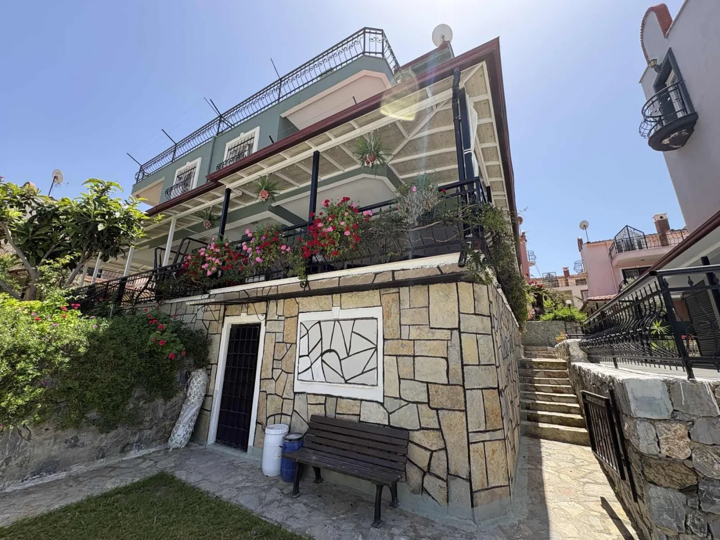 Kuşadası Yavansu'da Havuzlu Sitede Köşe Konum 5+1 Villa