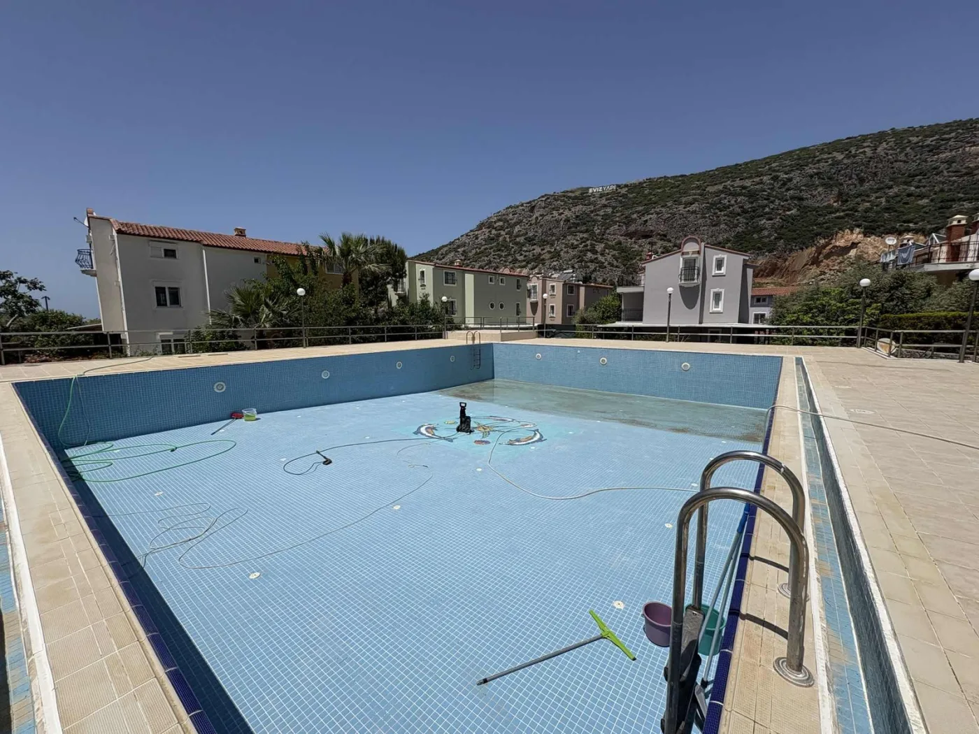 Kuşadası Yavansu'da Havuzlu Sitede Köşe Konum 5+1 Villa