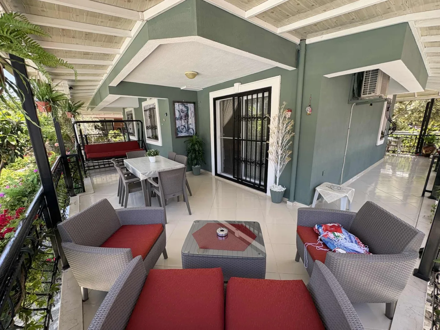 Kuşadası Yavansu'da Havuzlu Sitede Köşe Konum 5+1 Villa