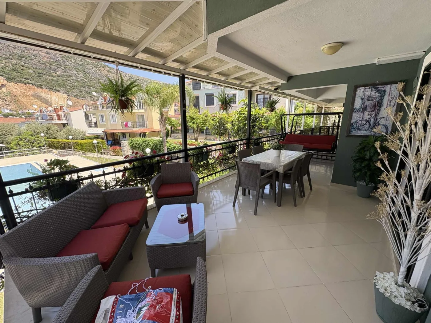 Kuşadası Yavansu'da Havuzlu Sitede Köşe Konum 5+1 Villa
