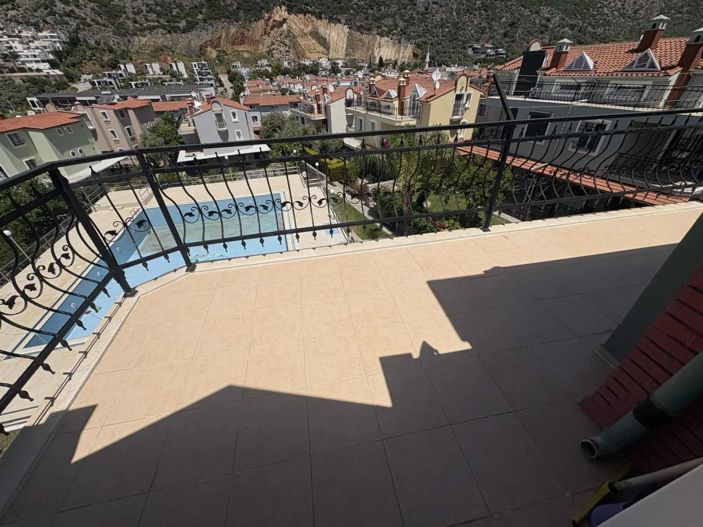 Kuşadası Yavansu'da Havuzlu Sitede Köşe Konum 5+1 Villa
