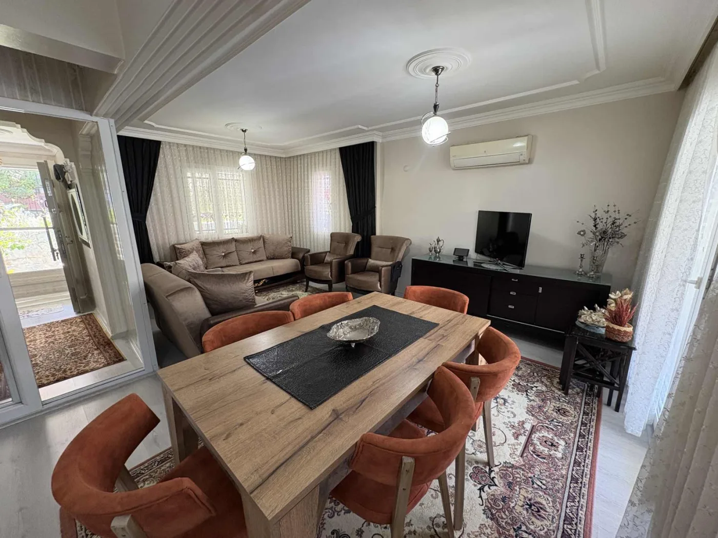 Kuşadası Yavansu'da Havuzlu Sitede Köşe Konum 5+1 Villa