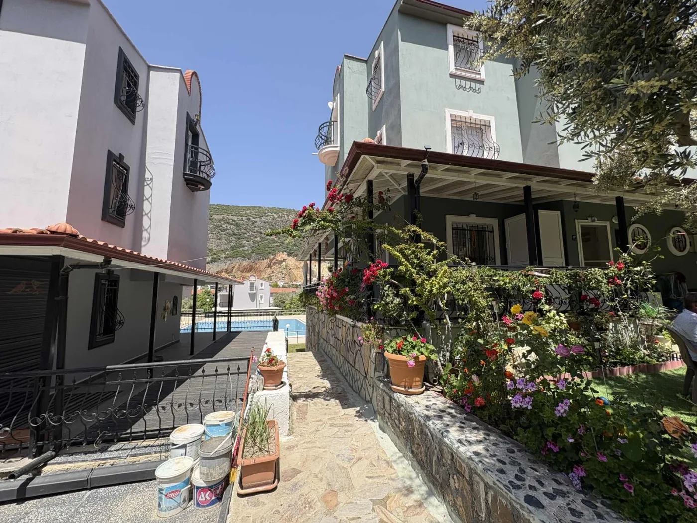 Kuşadası Yavansu'da Havuzlu Sitede Köşe Konum 5+1 Villa