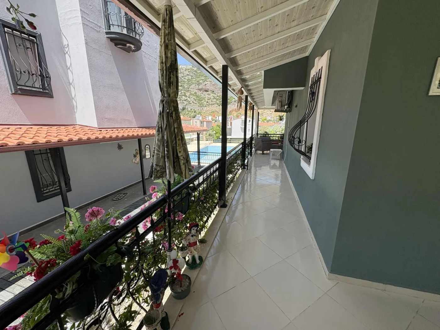 Kuşadası Yavansu'da Havuzlu Sitede Köşe Konum 5+1 Villa