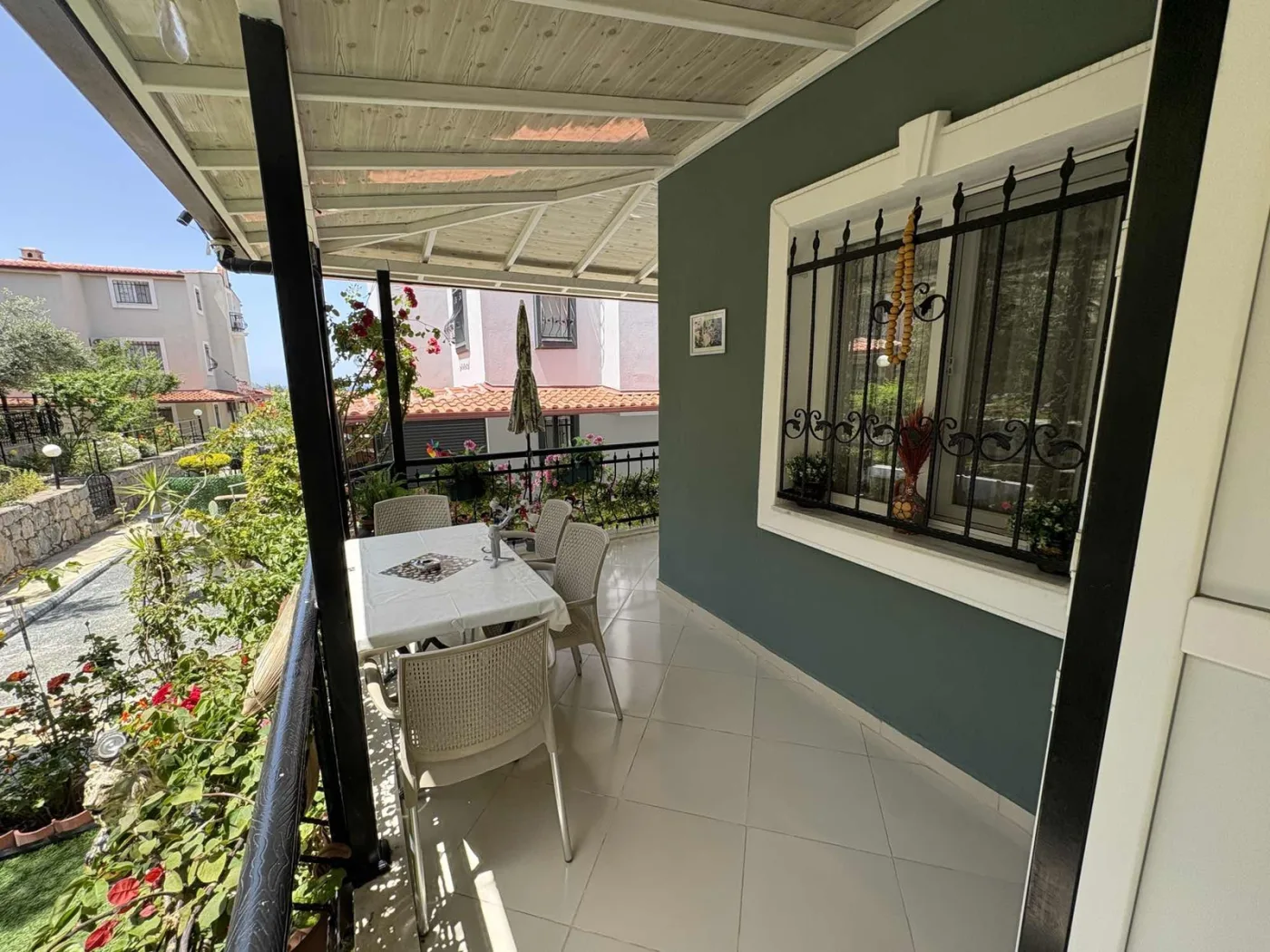 Kuşadası Yavansu'da Havuzlu Sitede Köşe Konum 5+1 Villa