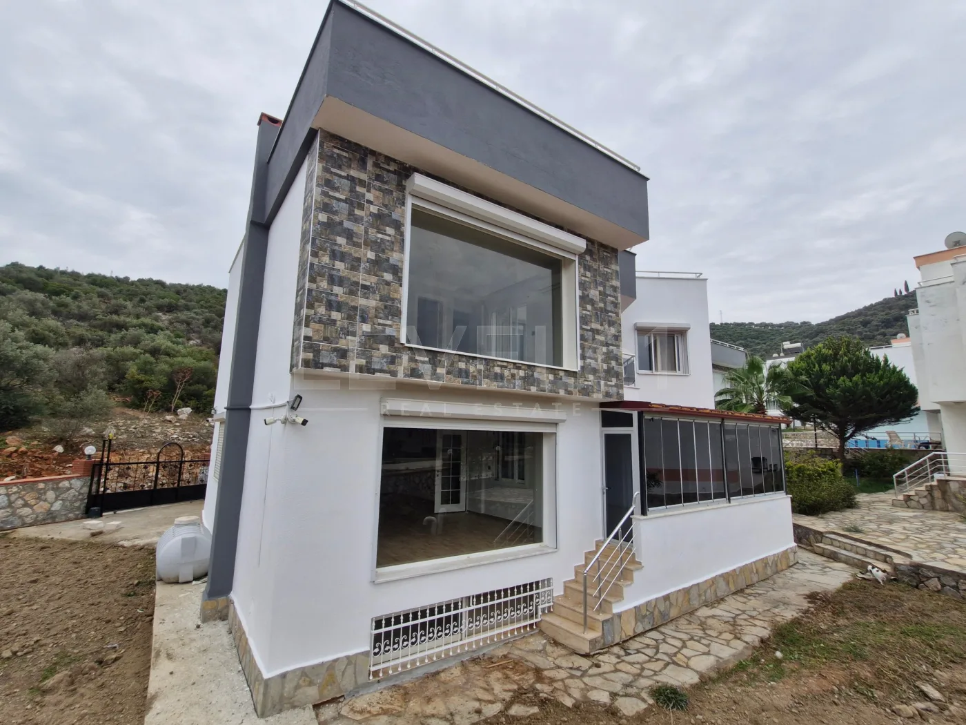 KUŞADASI BAYRAKLIDEDE 5+2 SATILIK MÜSTAKİL VİLLA