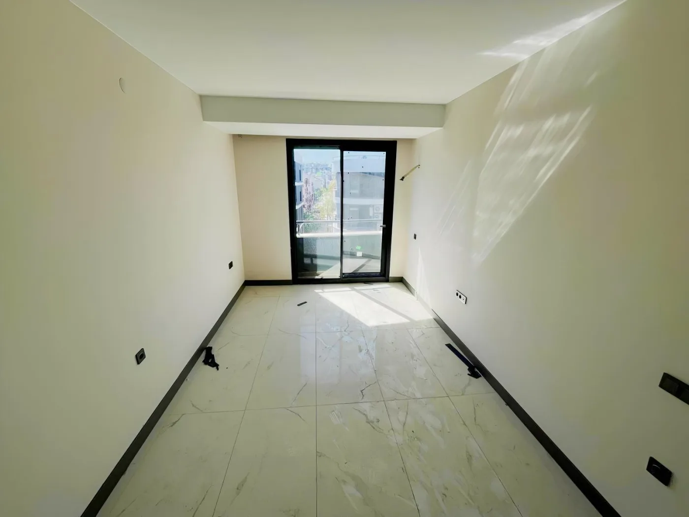 KUŞADASI MERKEZDE D.GAZLI YENİ SİTEDE SATILIK 2+1 DAİRE