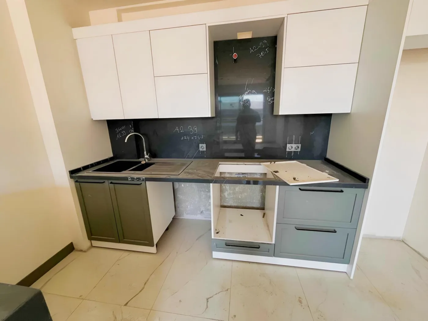 KUŞADASI MERKEZDE D.GAZLI YENİ SİTEDE SATILIK 2+1 DAİRE