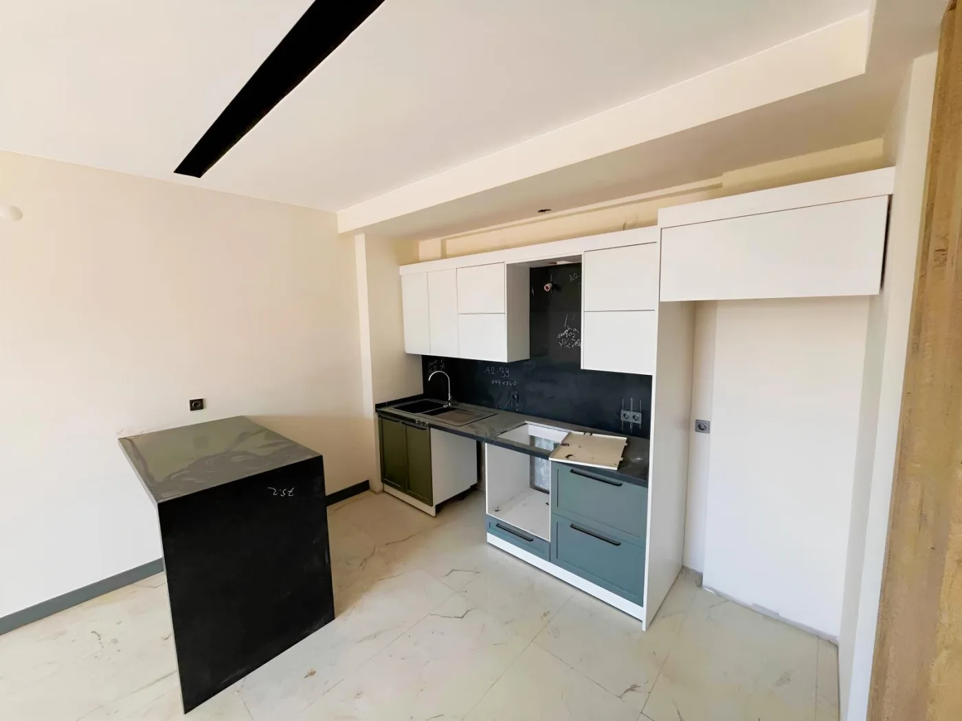 KUŞADASI MERKEZDE D.GAZLI YENİ SİTEDE SATILIK 2+1 DAİRE