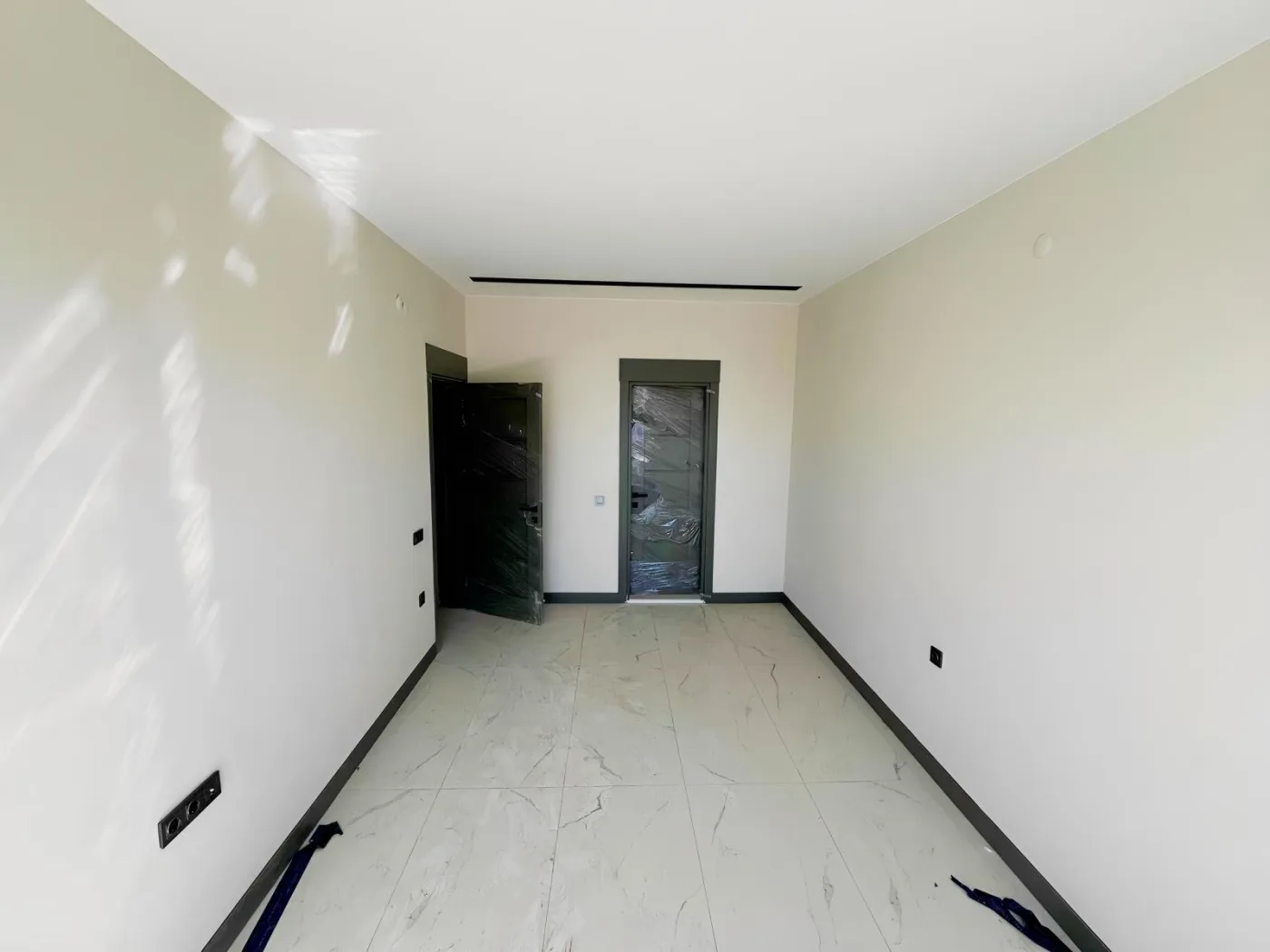 KUŞADASI MERKEZDE D.GAZLI YENİ SİTEDE SATILIK 2+1 DAİRE