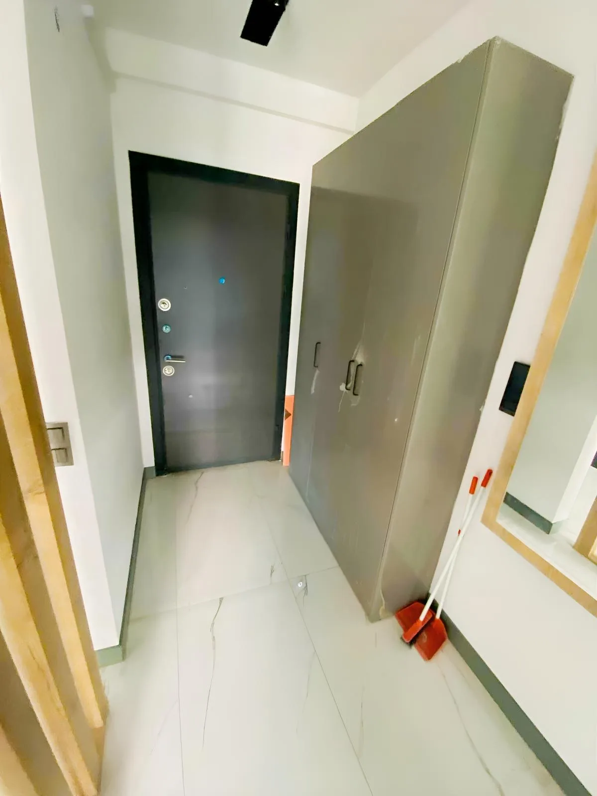 KUŞADASI MERKEZDE D.GAZLI YENİ SİTEDE SATILIK 2+1 DAİRE
