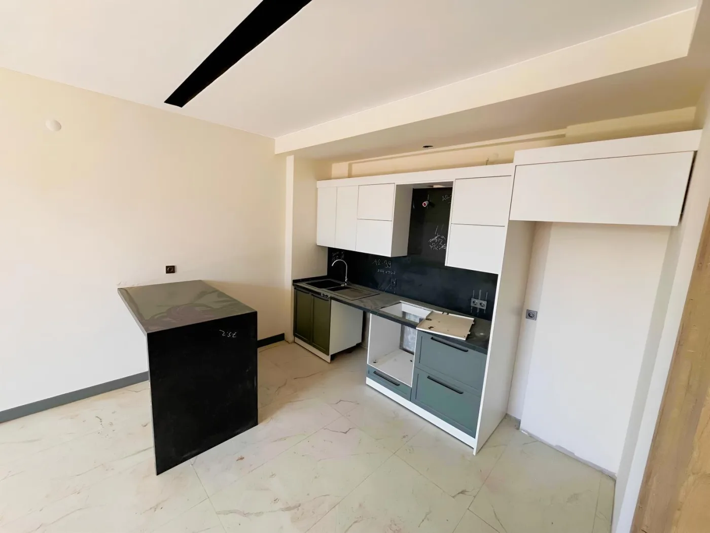 KUŞADASI MERKEZDE D.GAZLI YENİ SİTEDE SATILIK 2+1 DAİRE