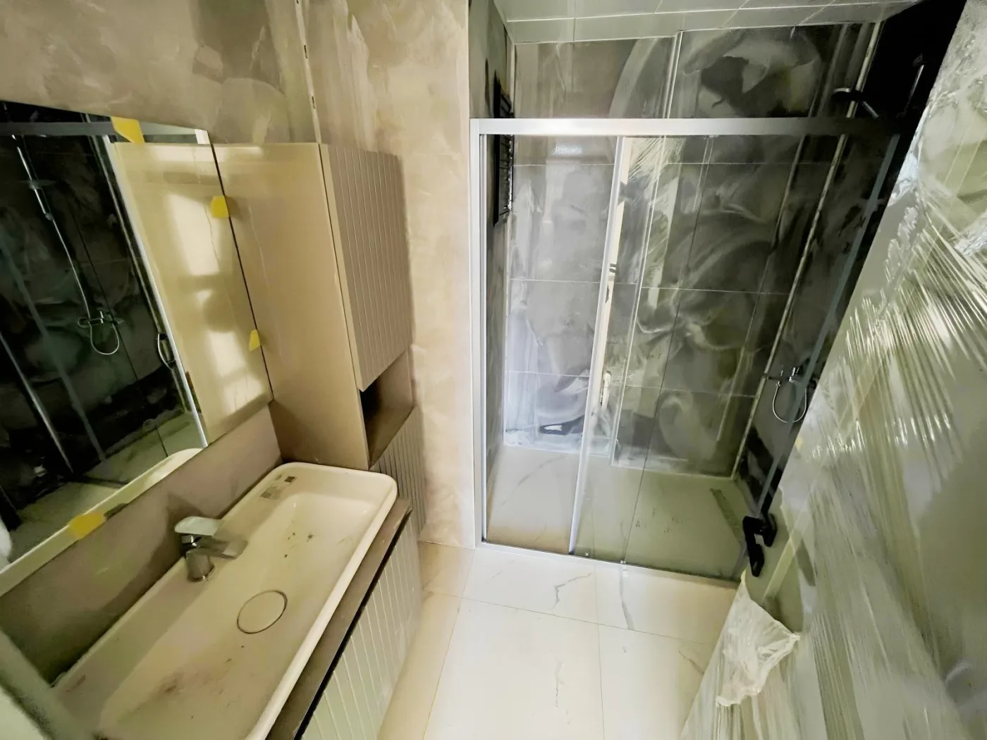 KUŞADASI MERKEZDE D.GAZLI YENİ SİTEDE SATILIK 2+1 DAİRE