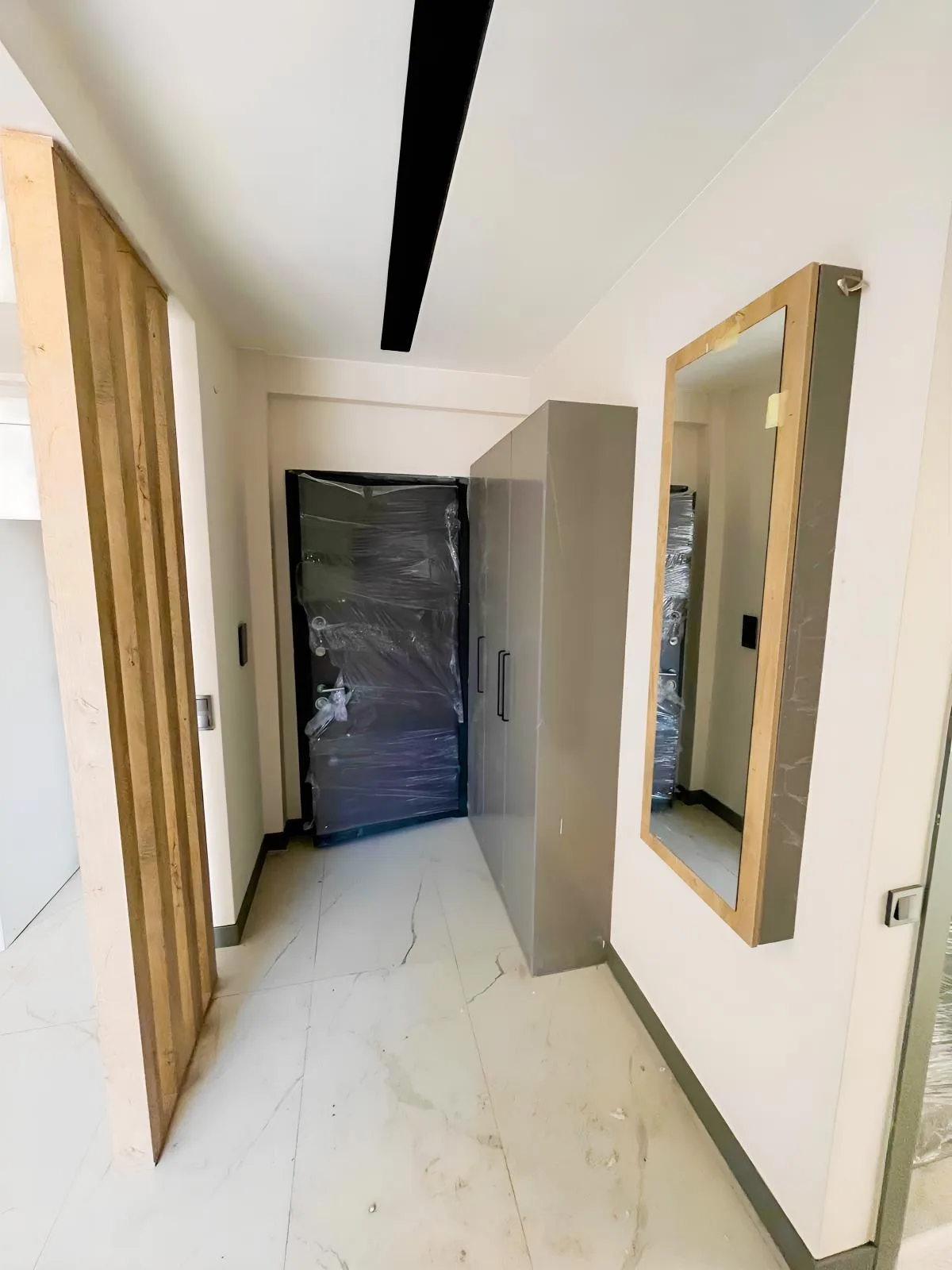 KUŞADASI MERKEZDE D.GAZLI YENİ SİTEDE SATILIK 2+1 DAİRE