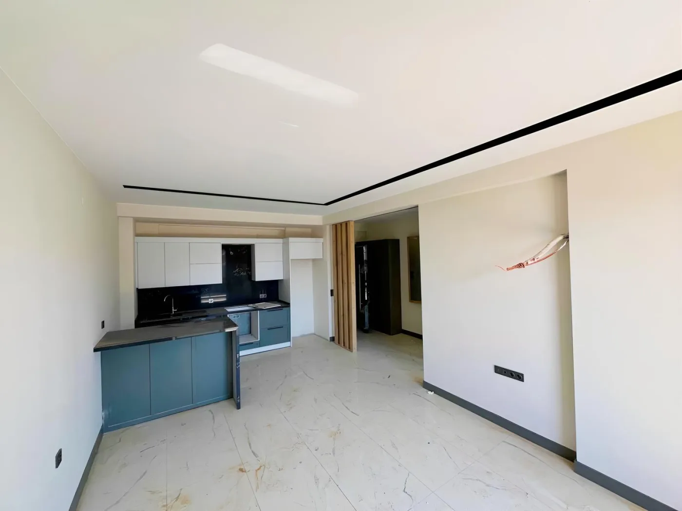 KUŞADASI MERKEZDE D.GAZLI YENİ SİTEDE SATILIK 2+1 DAİRE