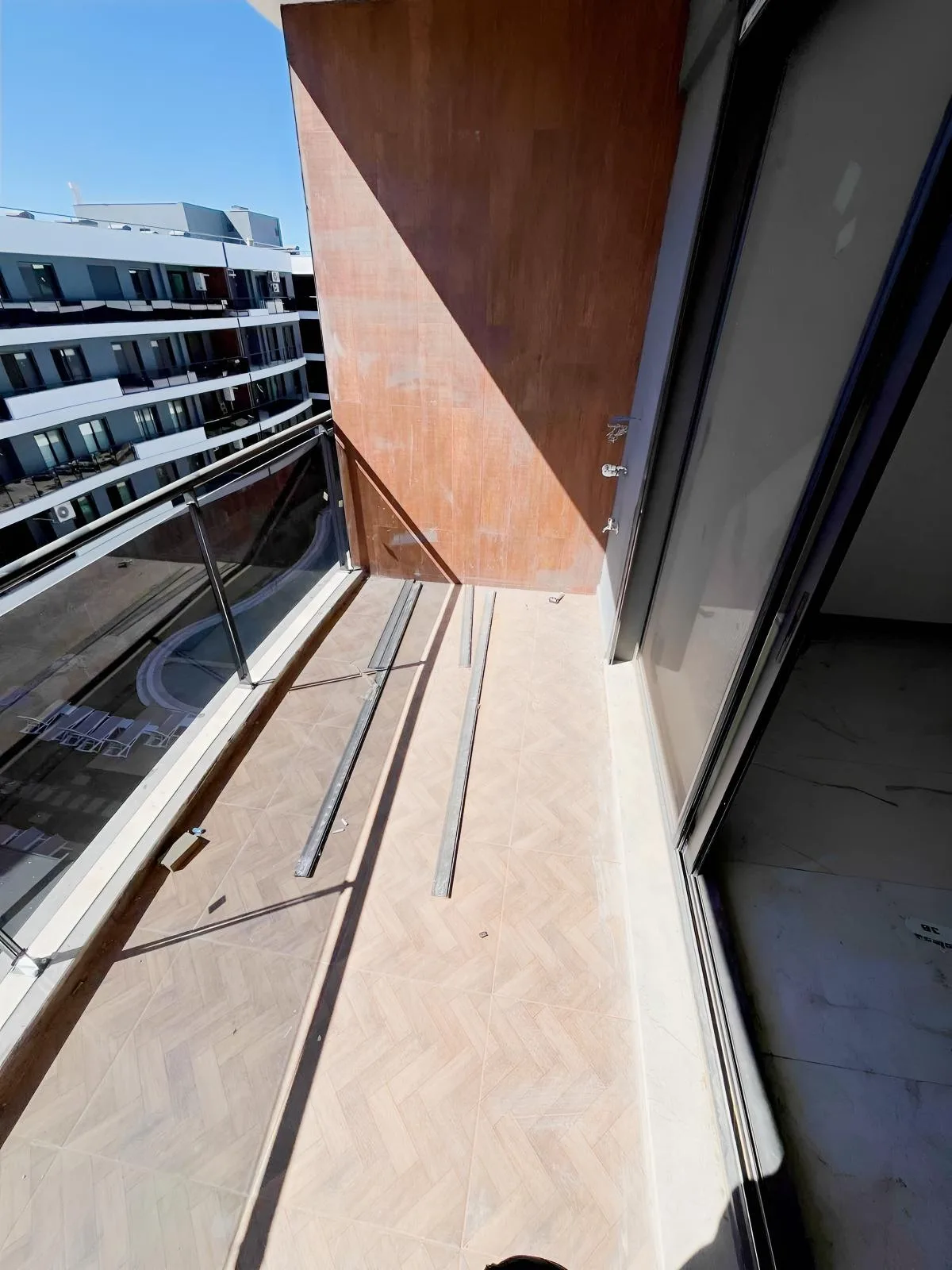 KUŞADASI MERKEZDE D.GAZLI YENİ SİTEDE SATILIK 2+1 DAİRE