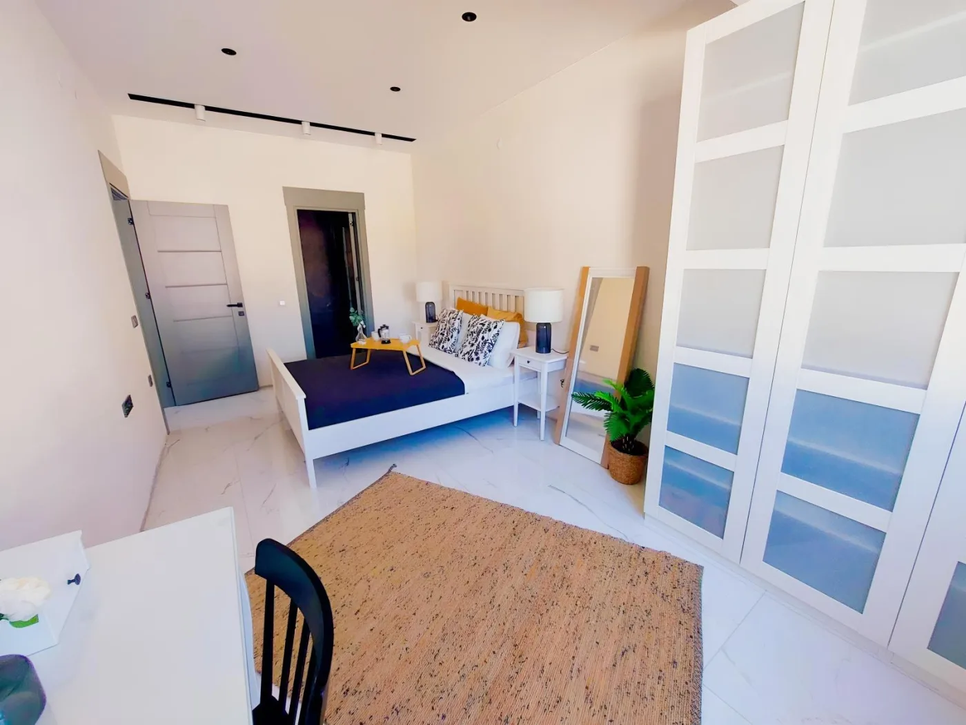 KUŞADASI MERKEZDE D.GAZLI YENİ SİTEDE SATILIK 2+1 DAİRE