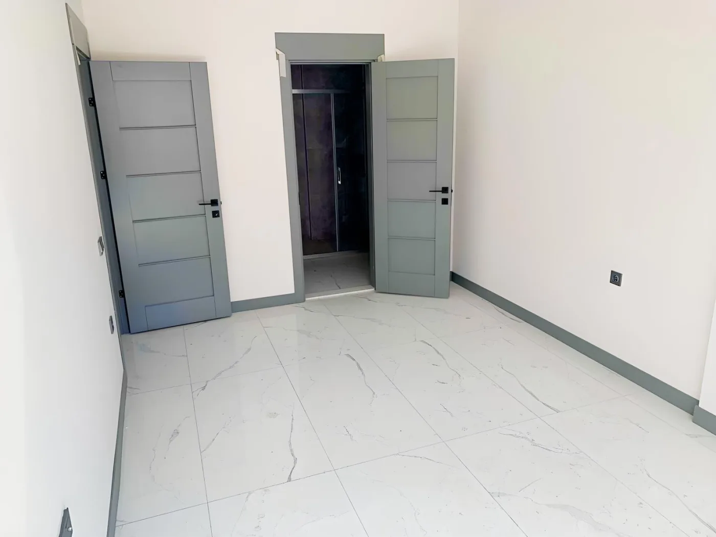 KUŞADASI MERKEZDE D.GAZLI YENİ SİTEDE SATILIK 2+1 DAİRE