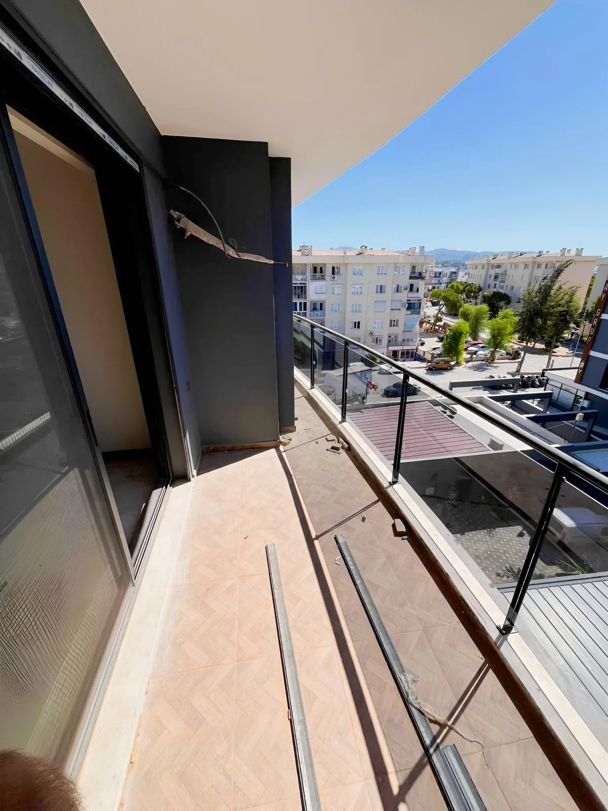 KUŞADASI MERKEZDE D.GAZLI YENİ SİTEDE SATILIK 2+1 DAİRE